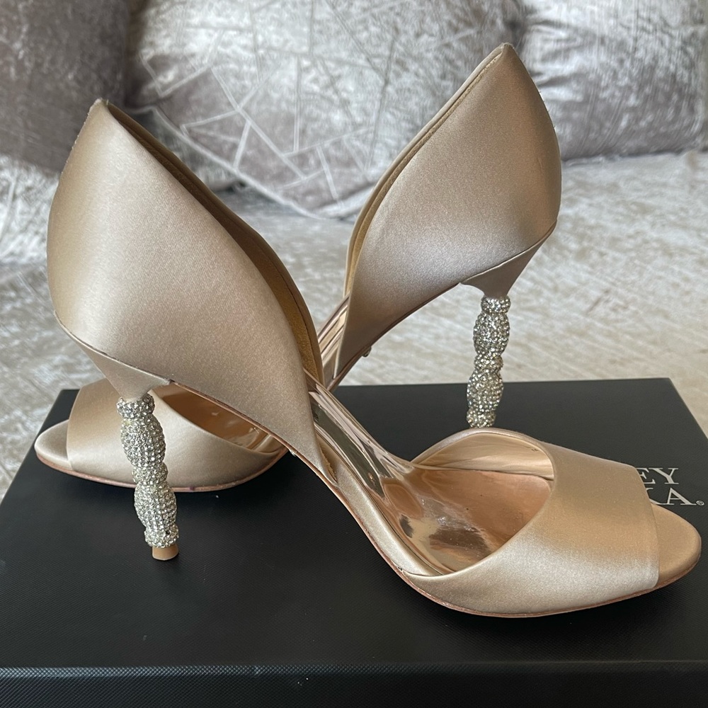 Satin and crystal champagne badgley mischka heels bridal wedding elegant 6.5, 7
